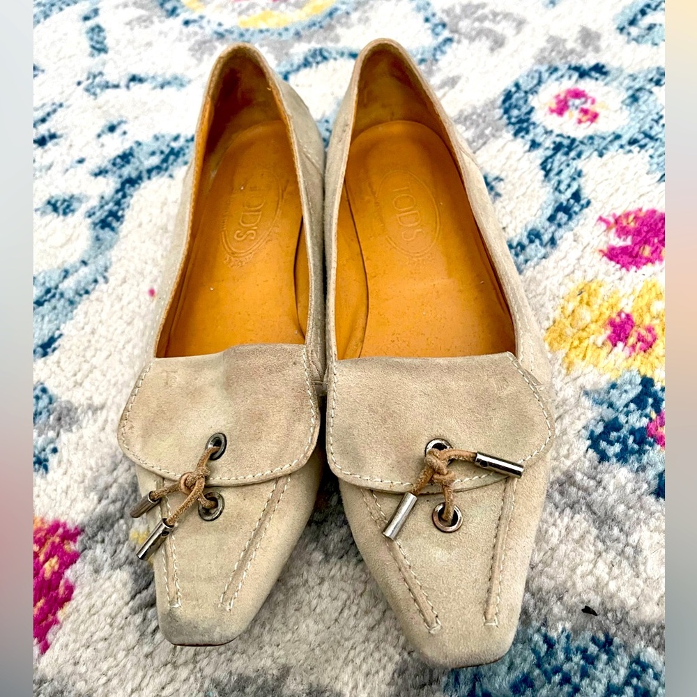Tod’s cream beige suede flats